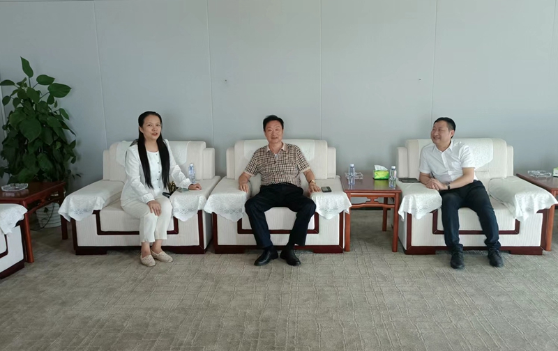 岳氏集團(tuán)董事長(zhǎng)岳平安、北京中郵鴻運(yùn)董事副總黃貴斌拜訪中展航空