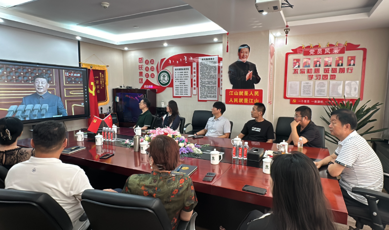 岳氏集團(tuán)組織觀看抗戰(zhàn)勝利閱兵，愛(ài)國(guó)情懷激蕩人心